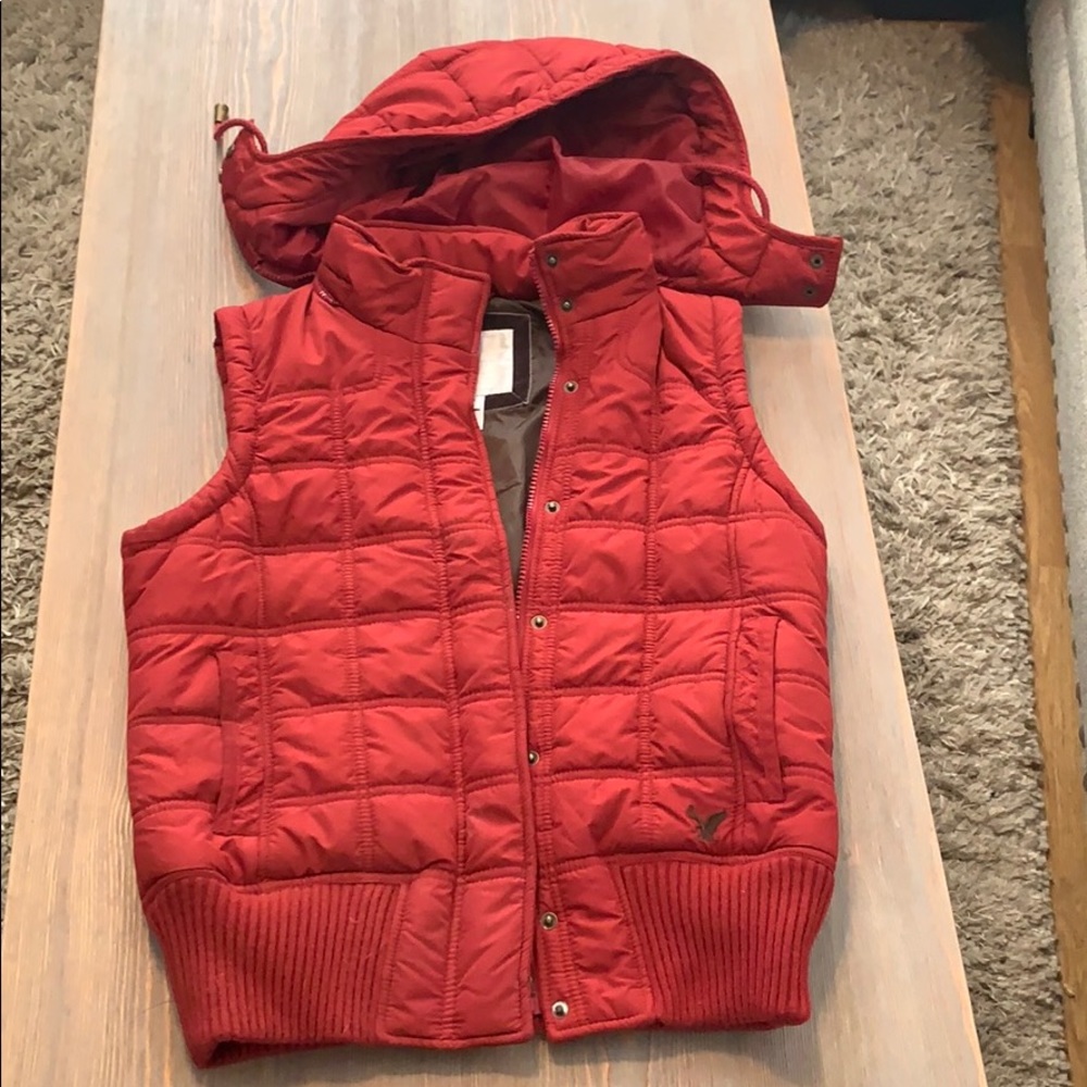 Red American eagle puffer vest s M